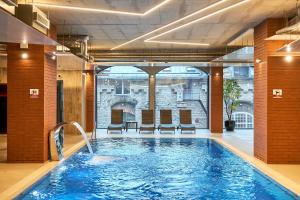 una grande piscina con scivolo in un edificio di Metropol Hotel a Tallinn