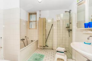 a bathroom with a tub and a shower and a sink at Wim's Place Schiphol Amsterdam Airport in Hoofddorp