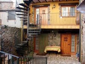 una escalera que conduce a una casa con mesa en Tia Rulla 2, en Pina de Montolgrao