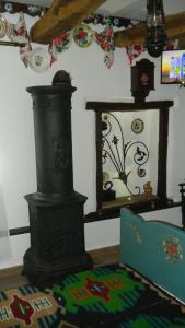 una camera con stufa nera di Casa Cezara a Silvaşu de Jos