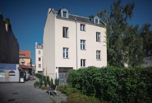 duży biały budynek z w obiekcie Apartament Terra Pia w Poznaniu