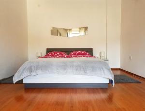 1 dormitorio con 1 cama grande con almohadas rojas en Villa Spanjol, en Rab