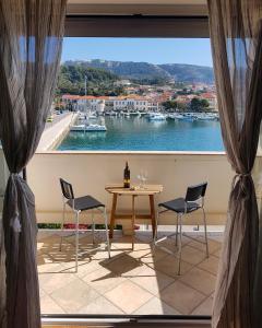 balcone con tavolo, sedie e vista sul porto di Villa Spanjol a Rab