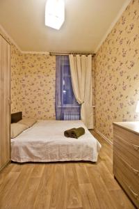モスクワにあるLakshmi Apartment 3k Mayakovskayaのベッドルーム(ベッド1台、窓付)