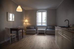 kuchnia i salon ze stołem i kanapą w obiekcie Apartament Terra Pia w Poznaniu +18 zdjęć