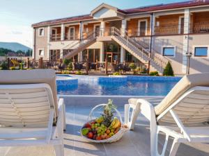 Bazén v ubytování Hotel Royal Garden nebo v jeho okolí