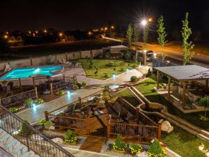 Bazén v ubytování Hotel Royal Garden nebo v jeho okolí