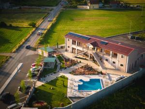 Bazén v ubytování Hotel Royal Garden nebo v jeho okolí