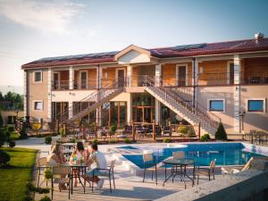 Bazén v ubytování Hotel Royal Garden nebo v jeho okolí