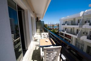 En balkon eller terrasse på Veroniki Hotel