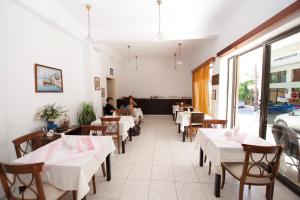 En restaurant eller et andet spisested på Veroniki Hotel