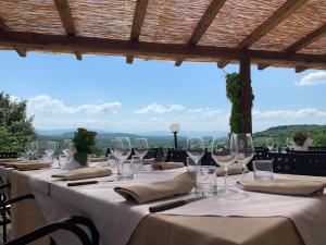 una mesa con manteles blancos y copas de vino en Cerqueti agriturismo, en Baschi