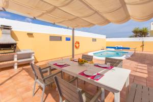 Bazén v ubytovaní Villa Bella Lucia 3. Piscina Climatizada, WiFi, BBQ. alebo v jeho blízkosti