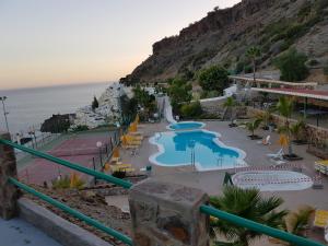 a resort with a swimming pool and the ocean at Casa Dorotea in Playa del Cura