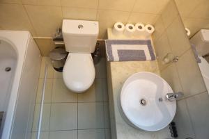 Koupelna v ubytování Oneiro Suites