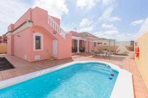 Bazén v ubytovaní Villa Bella Lucia 3. Piscina Climatizada, WiFi, BBQ. alebo v jeho blízkosti