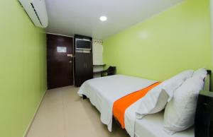 Postel nebo postele na pokoji v ubytování Hotel Marina Suites By GEH Suites