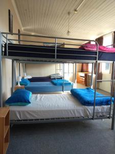 Poschodová posteľ alebo postele v izbe v ubytovaní Jack's Backpackers
