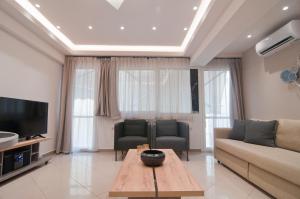 雅典的住宿－Home pleasure project，客厅配有沙发和桌子