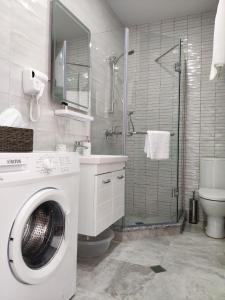 a bathroom with a washing machine and a shower at Green Line in Mtsvane Kontskhi