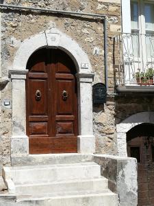 a wooden door on the side of a building at Le dimore del Mercante in Luco neʼ Marsi