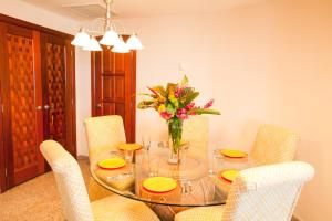 une salle à manger avec une table et des chaises en verre dans l'établissement Lawson Rock - Seahorse 104 Condo, à Sandy Bay