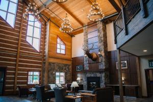 The Lodge at Mauston في Mauston: غرفة معيشة مع جدران خشبية ومدفأة