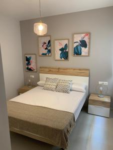 een slaapkamer met een bed met 2 kussens erop bij Be Free Ramos in Almería