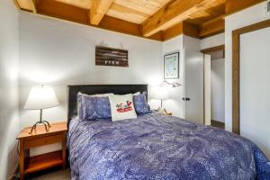 ein Schlafzimmer mit einem blauen Bett und zwei Lampen in der Unterkunft Comfortable and Functional Gold Bend Condo in Truckee
