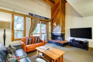 uma sala de estar com um sofá e uma lareira em Comfortable and Functional Gold Bend Condo em Truckee