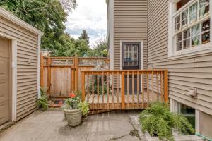 een veranda met een houten hek naast een huis bij Irvington Casa in Portland