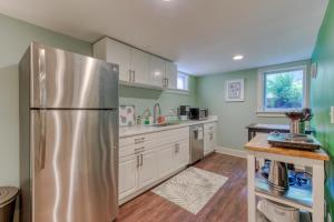 een keuken met een roestvrijstalen koelkast bij Irvington Casa in Portland