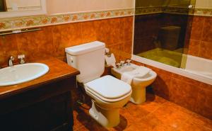 ウシュアイアにあるPosada Fueguinaのトイレと洗面台付きのバスルーム +25枚の写真
