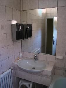 Koupelna v ubytování Hôtel Beauséjour