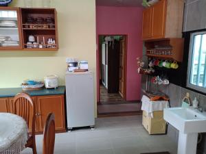 uma cozinha com um frigorífico e um lavatório em Jazepuri - Jaze 3 em Kuching