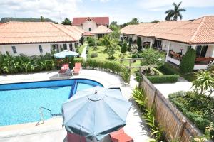Bazén v ubytování Baan Opun Garden Resort nebo v jeho okolí
