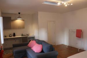 ポルトにあるGreat & Cosy Foz Velhaのリビングルーム(青いソファ、ピンクの枕付) +9枚の写真