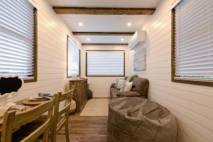 Posezení v ubytování The Shoreline Container Home 12 min to Magnolia Silos and Baylor