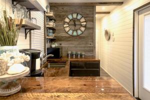 Fotografie z fotogalerie ubytování The Shoreline Container Home 12 min to Magnolia Silos and Baylor v destinaci Waco