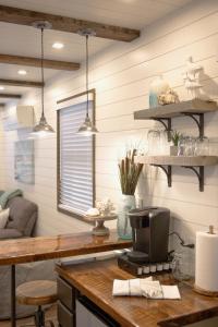 Kuchyň nebo kuchyňský kout v ubytování The Shoreline Container Home 12 min to Magnolia Silos and Baylor