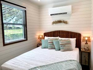 Llit o llits en una habitació de The Shoreline Container Home 12 min to Magnolia Silos and Baylor