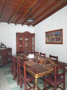 comedor con mesa de madera y sillas en Big House Medellin, en Medellín