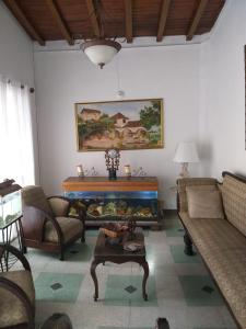 sala de estar con sofá y mesa en Big House Medellin, en Medellín