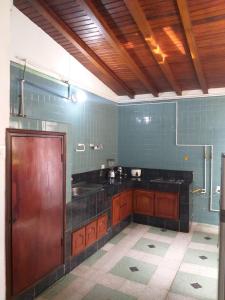 y baño con lavabo y encimera. en Big House Medellin, en Medellín