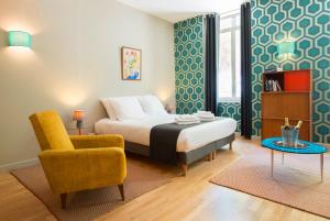 Una cama o camas en una habitación de Hôtel Helzear Champs-Elysées