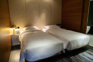 Voodi või voodid majutusasutuse YOHO Hollywood Roosevelt Hotel toas