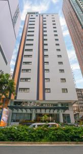 un grand bâtiment avec un hôtel sur le côté de celui-ci dans l'établissement Coro Hotel, à Manille