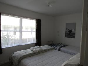 Säng eller sängar i ett rum på Anchorage Motel