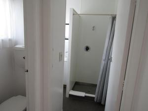 Anchorage Motel tesisinde bir banyo