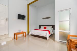 Postel nebo postele na pokoji v ubytování RedDoorz Syariah near Simpang Sekip Palembang + 7 fotografií